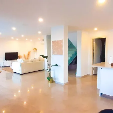 Villa Private With Pool And Garden